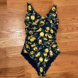 ✨ NIP TUCK SWIM 🍋 Lemon Print Ruched Swimsuit One Piece Multi Fit Cups
